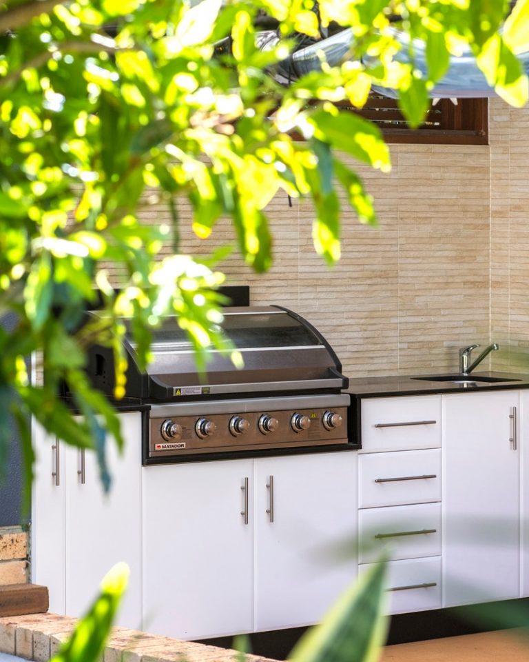 Outdoor Kitchen by DRK Kitchens